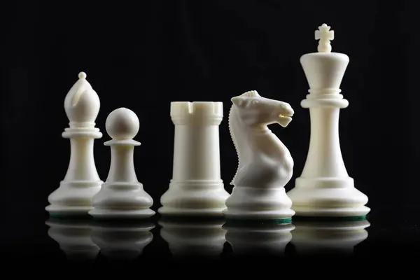 izole siyah arka plan üzerine beyaz satranç taşları