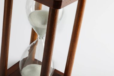 Kum saati masanın üstünde. Zaman yönetimi kavramı