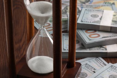 Kum saati masanın üstünde. Zaman yönetimi kavramı