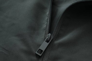 Siyah arkaplanda ceket fermuarını kapat