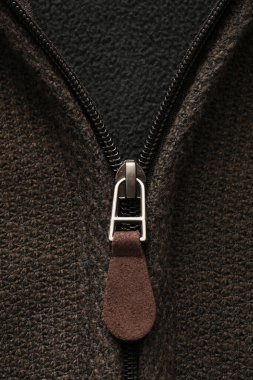 Siyah arka planda siyah deri ceket