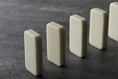 Beyaz arkaplan ile beyaz ahşap parmaklıklar