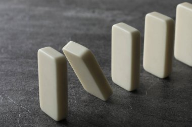 Gri masadaki domino blokları