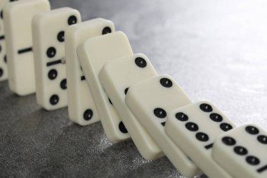 Siyah beyaz domino etkisi koyu arkaplanda