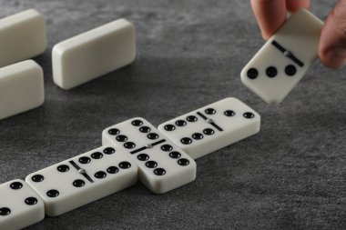 domino oynayan bir kişi