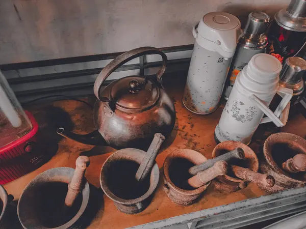 Eski bir metal su ısıtıcısını, birkaç termos şişesini ve baharat öğütmek için kullanılan geleneksel havan toplarını sergiliyor..