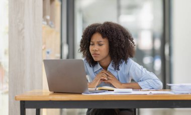 Afro-Amerikan ailesi dizüstü bilgisayarla çalışırken stresli, başı ağrıyan üzgün kadın işyerinde kendini hasta hissediyor.. 