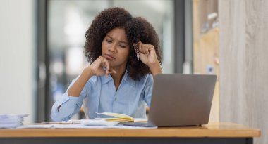 Afro-Amerikan ailesi dizüstü bilgisayarla çalışırken stresli, başı ağrıyan üzgün kadın işyerinde kendini hasta hissediyor.. 