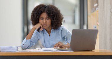 Afro-Amerikan ailesi dizüstü bilgisayarla çalışırken stresli, başı ağrıyan üzgün kadın işyerinde kendini hasta hissediyor.. 