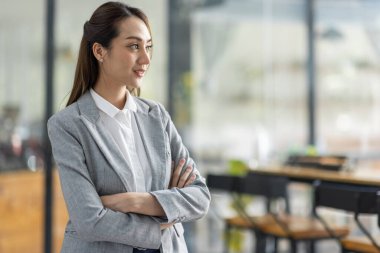 Asya iş kadını ofiste