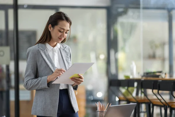 Asya iş kadını ofiste