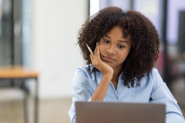 Başarılı Afro-Amerikan muhasebeci kadın ofisteki dizüstü bilgisayardan evrak vergisi alıyor. Yatırım ekonomisi ve pazarlama araştırma kavramını finanse et.