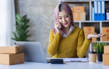 Asyalı kadın Sme online mağazasında çalışıyor. laptop kutusu Başlangıcı KME küçük işletme girişimcisi serbest internet konsepti