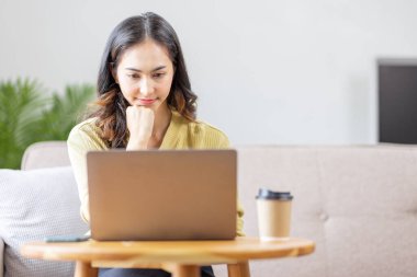 İşe alım kavramı. Hintli Asyalı Kız İnternet 'te İş Fırsatları Tarama, İş Arama Uygulaması ya da İnternet Sitesi Kullanımı, Boşluğu Kopyala