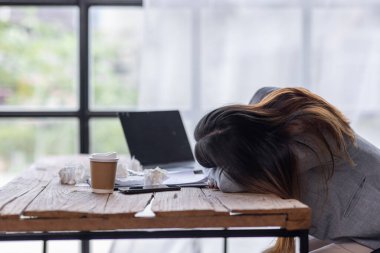 Bir ofis masası, vergi, rapor, muhasebe, istatistik ve analitik araştırma kavramında matematik finansmanı için hesap makinesi ve dizüstü bilgisayar kullanan Asyalı İş kadını