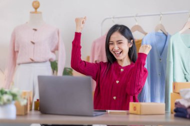 Kuruluş KOBİ küçük iş girişimcisi serbest Asyalı bir kadın dizüstü bilgisayarda çalışıyor neşeli bir başarıyla Asyalı kadın elini kaldırıyor online pazarlama paketleme ve dağıtım fikri KOBİ 'yi heyecanlandırıyor