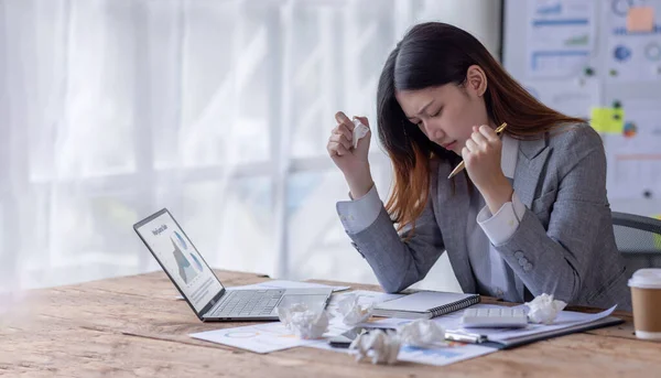 비즈니스 아시아의 여성들은 사무실에서 Tired 노트북으로 일하는 스트레스를 받는다 — 스톡 사진