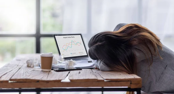 비즈니스 아시아의 여성들은 사무실에서 Tired 노트북으로 일하는 스트레스를 받는다 — 스톡 사진