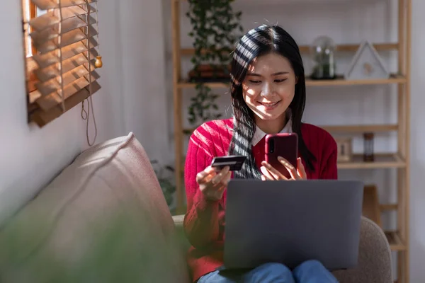 Fiatal Magabiztos Csinos Ázsiai Dolgozik Laptop Hitelkártya Kanapén Otthon Vásárlás — Stock Fotó