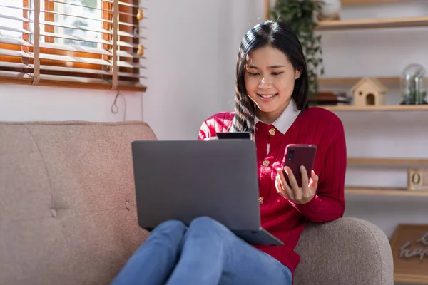 Fiatal Magabiztos Csinos Ázsiai Dolgozik Laptop Hitelkártya Kanapén Otthon Vásárlás — Stock Fotó