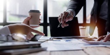 Finansal analistler, şirketlerin başarılı takım çalışmalarının sonuçlarını gösteren bir toplantıda bir dijital tablet planlama yatırım projesinin ticari mali raporlarını analiz ediyorlar..