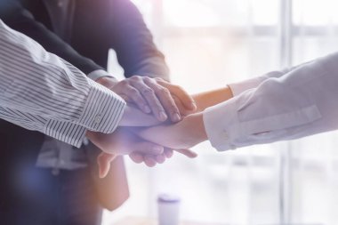 İş birleşme ve satın alma, başarılı müzakere, tokalaşma, ortaklık ve iş anlaşması konseptine ortak olmak için iki iş adamı el sıkışması.