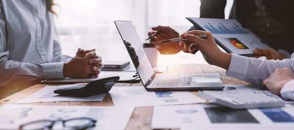 Finansal analistler, şirketlerin başarılı takım çalışmalarının sonuçlarını gösteren bir toplantıda bir dijital tablet planlama yatırım projesinin ticari mali raporlarını analiz ediyorlar..