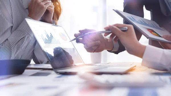 Finansal analistler, şirketlerin başarılı takım çalışmalarının sonuçlarını gösteren bir toplantıda bir dijital tablet planlama yatırım projesinin ticari mali raporlarını analiz ediyorlar..