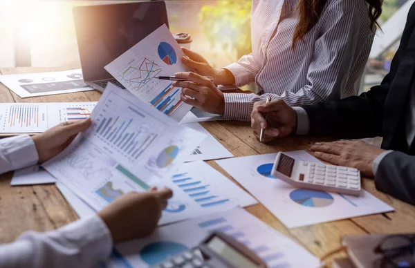 Finansal analistler, şirketlerin başarılı takım çalışmalarının sonuçlarını gösteren bir toplantıda bir dijital tablet planlama yatırım projesinin ticari mali raporlarını analiz ediyorlar..