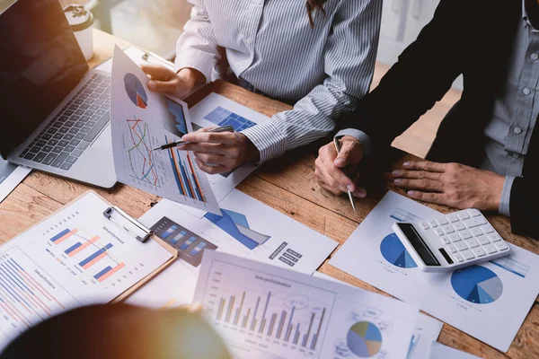Finansal analistler, şirketlerin başarılı takım çalışmalarının sonuçlarını gösteren bir toplantıda bir dijital tablet planlama yatırım projesinin ticari mali raporlarını analiz ediyorlar..