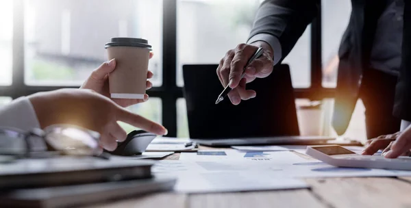 Finansal analistler, şirketlerin başarılı takım çalışmalarının sonuçlarını gösteren bir toplantıda bir dijital tablet planlama yatırım projesinin ticari mali raporlarını analiz ediyorlar..