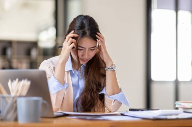 Genç Asyalı İş Kadınları dizüstü bilgisayarla çalışırken stresli, ofiste başı ağrıyan Asyalı iş kadını, iş yerinde fotokopi odasında hasta hissediyorlar..