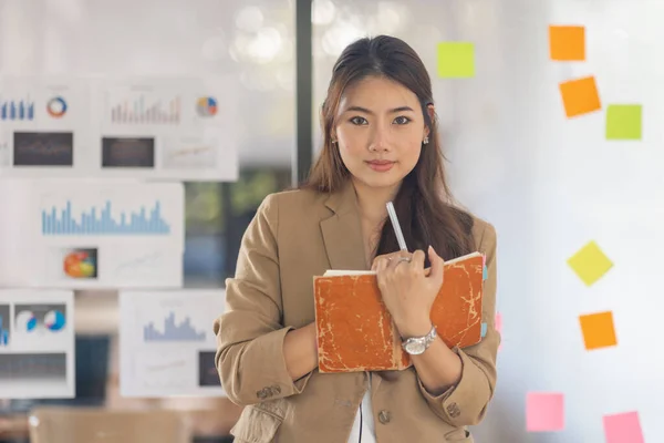 Young Business Asian Woman Using Sticky Notes Graph Chart Glass — Stockfoto