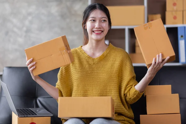 Startup Sme Small Business Entrepreneur Freelance Asian Woman Using Laptop — 图库照片