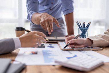 Toplantı odasında birlikte çalışan iş adamları, takım çalışması arka plan çizelgeleri ve grafikler, çift pozlama başarılı takım çalışması, iş planlama konsepti.