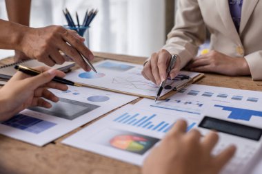 Toplantı odasında birlikte çalışan iş adamları, takım çalışması arka plan çizelgeleri ve grafikler, çift pozlama başarılı takım çalışması, iş planlama konsepti.