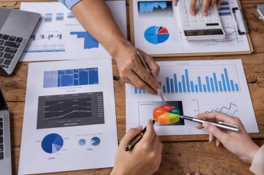 Toplantı odasında birlikte çalışan iş adamları, takım çalışması arka plan çizelgeleri ve grafikler, çift pozlama başarılı takım çalışması, iş planlama konsepti.