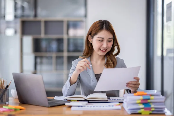 Young Asian Business Woman Manager Accounting Analyst Checking Bills Analyzing — Photo