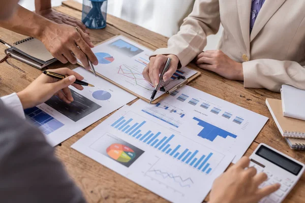 Toplantı odasında birlikte çalışan iş adamları, takım çalışması arka plan çizelgeleri ve grafikler, çift pozlama başarılı takım çalışması, iş planlama konsepti.