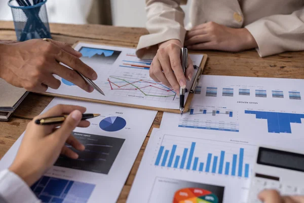 Toplantı odasında birlikte çalışan iş adamları, takım çalışması arka plan çizelgeleri ve grafikler, çift pozlama başarılı takım çalışması, iş planlama konsepti.