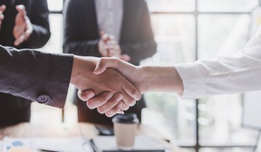 İş adamı teklif ve karşılıklı Office için yardım et. Başarılı iş görüşmesi. Banka kredisiyle için geçerlidir. Satıcı, banka işçi veya avukat sallamak anlaşma, anlaşma veya satış için. Maaş artış.