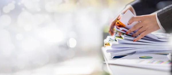 İş Belgeleri, Denetçi iş kadını arama belgesini kontrol ediyor yasal evrak hazırlıyor veya analiz için rapor hazırlıyor Vergi zamanı, muhasebeci Belgeleri iş yerindeki veri ortaklığı anlaşması anlaşması anlaşması anlaşması