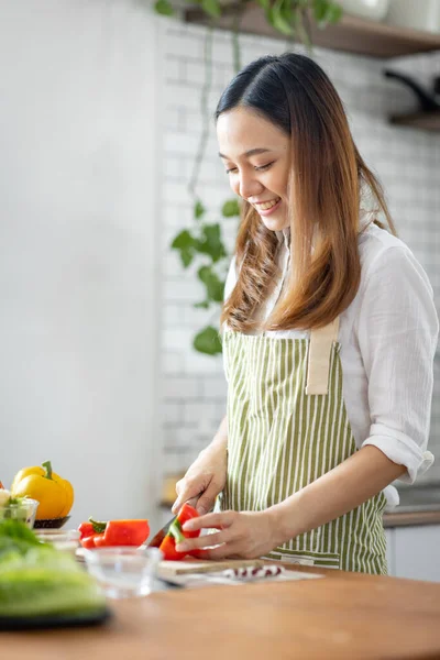 Portrait Attractive Asian Japanese Woman Kitchen Home Young Girl Browsing 로열티 프리 스톡 사진