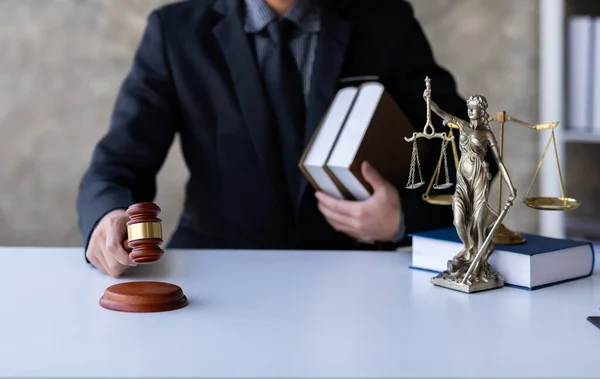 Abogado Trabajando Oficina Estatua Justicia Derecho Servicios Jurídicos Asesoramiento Justicia —  Fotos de Stock