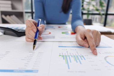 Muhasebe bankacılığı konsepti. Finans işleriyle ilgilenen bir iş kadını ve ofis masraflarını hesaplayan bir masa. Hesap makinesi ve mali muhasebe kullanan bir kadın..