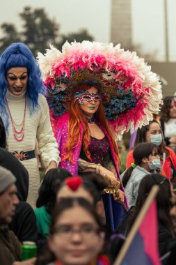 SANTIAGO, Şili - 25 Haziran 2023: Şili 'de gurur gösterisi, birçok renk, savurganlık, çeşitlilik ve mutluluk. Yüksek kalite fotoğraf