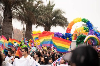 SANTIAGO, Şili - 25 Haziran 2023: Şili 'de gurur gösterisi, birçok renk, savurganlık, çeşitlilik ve mutluluk. Yüksek kalite fotoğraf