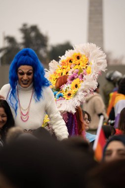 SANTIAGO, Şili - 25 Haziran 2023: Şili 'de gurur gösterisi, birçok renk, savurganlık, çeşitlilik ve mutluluk. Yüksek kalite fotoğraf
