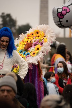 SANTIAGO, Şili - 25 Haziran 2023: Şili 'de gurur gösterisi, birçok renk, savurganlık, çeşitlilik ve mutluluk. Yüksek kalite fotoğraf