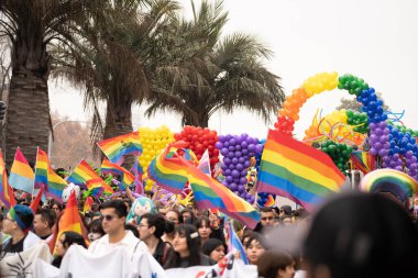 SANTIAGO, Şili - 25 Haziran 2023: Şili 'de gurur gösterisi, birçok renk, savurganlık, çeşitlilik ve mutluluk. Yüksek kalite fotoğraf